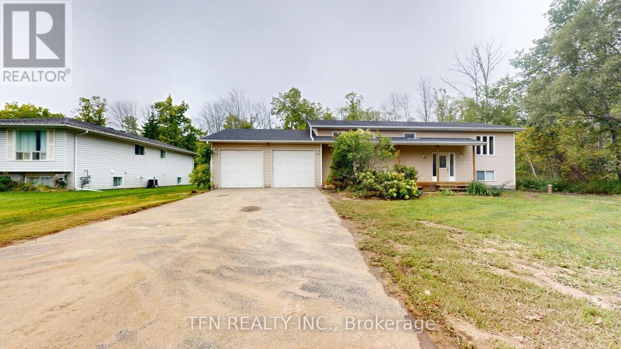 1048 Gilmore Ave in Innisfil, ON - Building Photo