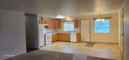 2261 E Crestview Dr in Shelton, WA - Building Photo - Building Photo