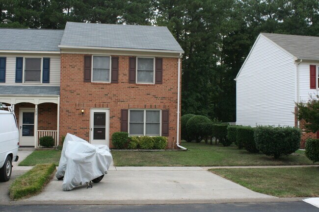 211 Choisy Crescent in Yorktown, VA - Building Photo - Building Photo