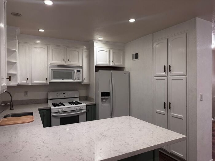 17942 River Cir in Santa Clarita, CA - Foto de edificio