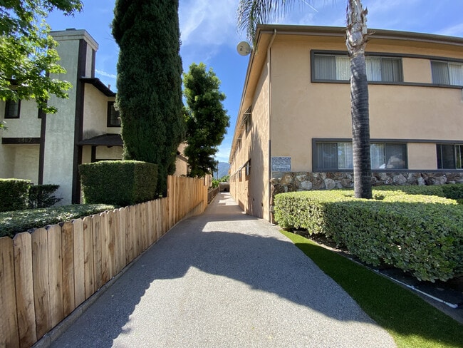 4415 Ocean View Blvd in Montrose, CA - Foto de edificio - Building Photo