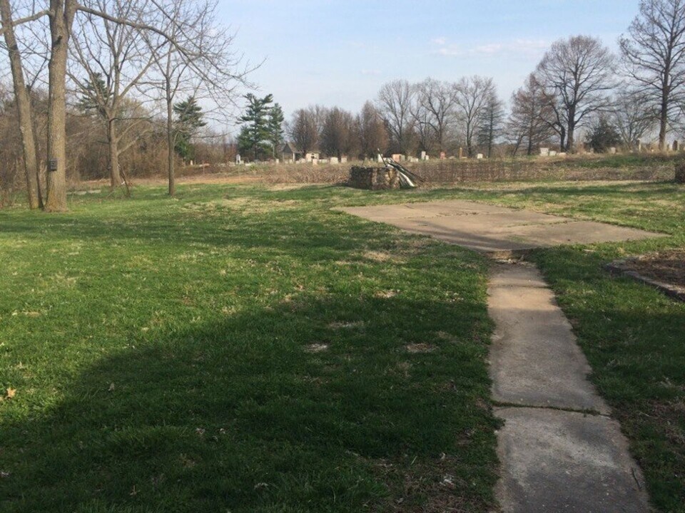 1358 Pottery Rd in Washington, MO - Building Photo