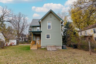 805 E Olive St in Bloomington, IL - Foto de edificio - Building Photo