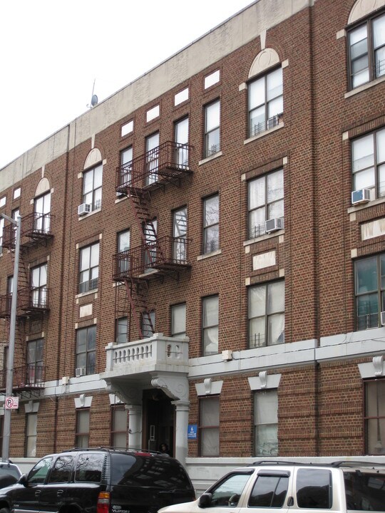 2211 Ditmas Ave in Brooklyn, NY - Foto de edificio