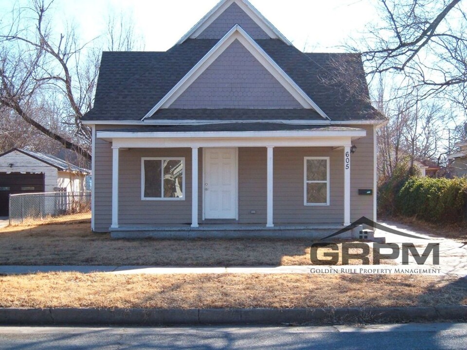 605 E 8th Ave in Hutchinson, KS - Building Photo