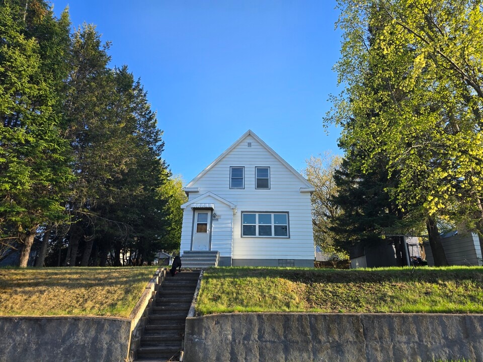 1024 Heights St in Niagara, WI - Building Photo