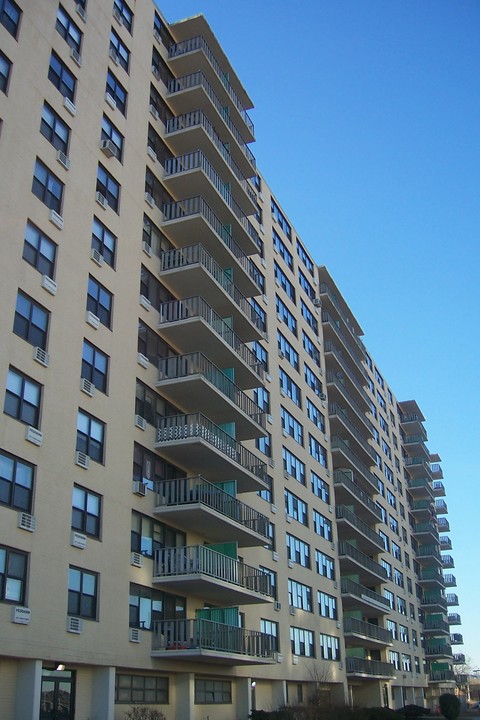 106-20 Shore Front Pky in Far Rockaway, NY - Foto de edificio