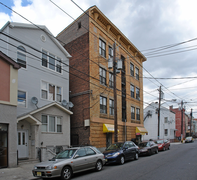 109-111 Elm St in Newark, NJ - Foto de edificio - Building Photo