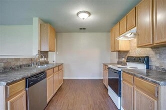 1108 W Cottonwood Dr in Crowley, TX - Foto de edificio - Building Photo