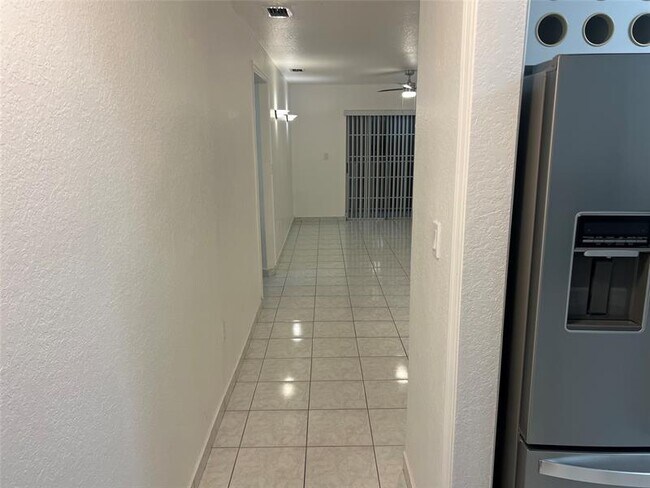 7011 W 29th Ave in Hialeah, FL - Building Photo - Building Photo