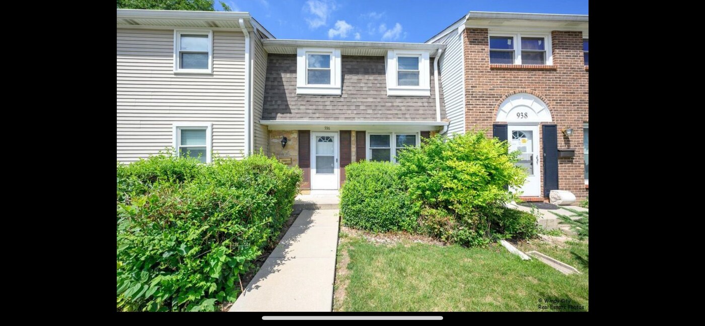 936 Cardiff Ct in Schaumburg, IL - Building Photo
