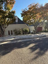 1035 Underhills Rd in Oakland, CA - Building Photo