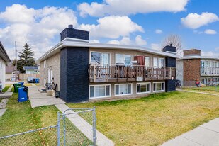 7907B Bowness Rd NW in Calgary, AB - Building Photo
