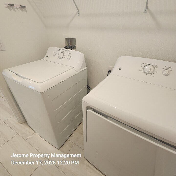 2546 Leonia Ln in Zephyrhills, FL - Building Photo