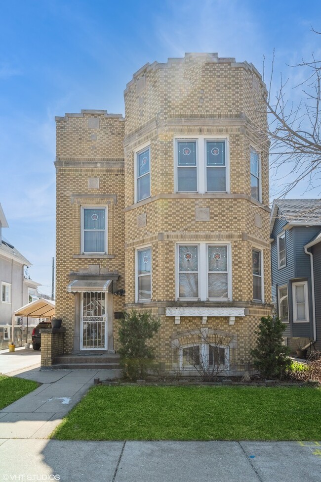 property at 4945 W Winona St