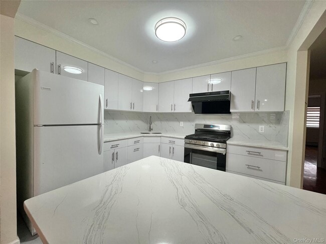 43-22 213th St in Queens, NY - Foto de edificio - Building Photo