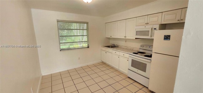 111 NW 152nd St in Miami, FL - Foto de edificio - Building Photo