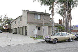 2502 England St in Huntington Beach, CA - Foto de edificio - Building Photo