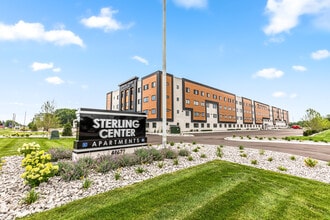 Sterling Center Apartments in Sterling Heights, MI - Foto de edificio - Building Photo