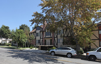 544 E Cypress Ave in Burbank, CA - Foto de edificio - Building Photo