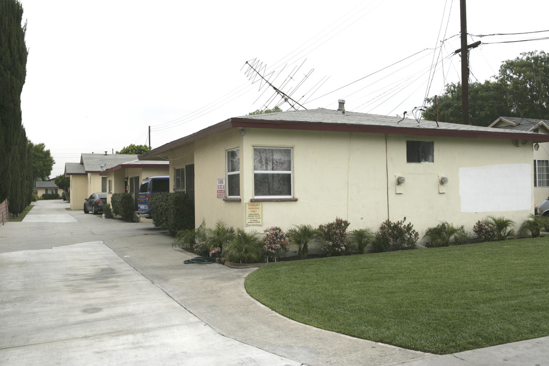 4821-4825 Santa Ana St in Cudahy, CA - Foto de edificio