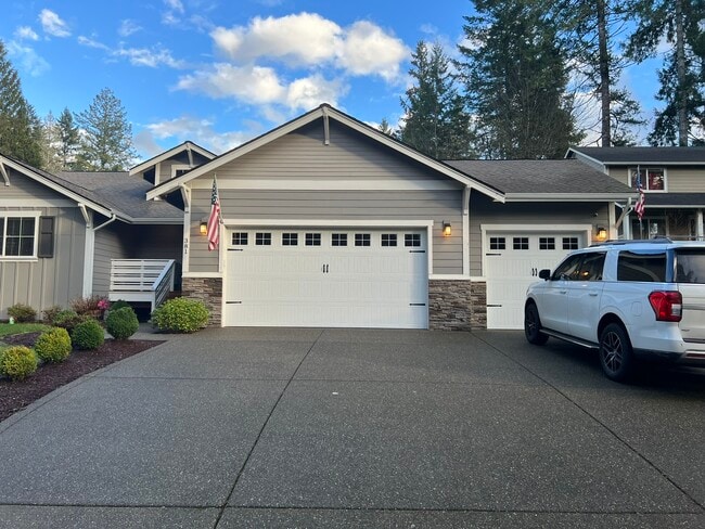 381 E Lakeshore Dr in Allyn, WA - Building Photo - Building Photo