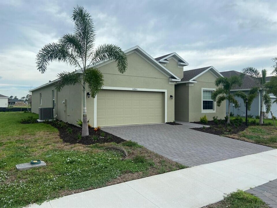 16861 Canopy Garden Dr in Port Charlotte, FL - Building Photo