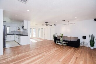 5666 Overbrook Ln in Houston, TX - Foto de edificio - Building Photo