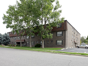 Lorinda Apartments in Englewood, CO - Building Photo - Building Photo