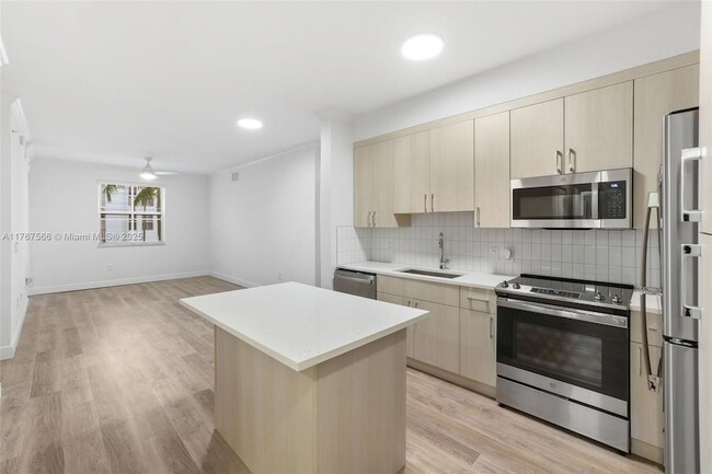 10170 SW 7th St, Unit 38-208 in Pembroke Pines, FL - Building Photo - Building Photo