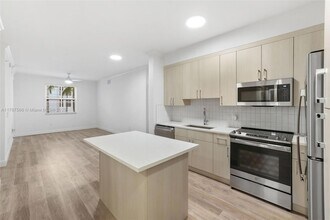 10170 SW 7th St, Unit 38-208 in Pembroke Pines, FL - Building Photo - Building Photo