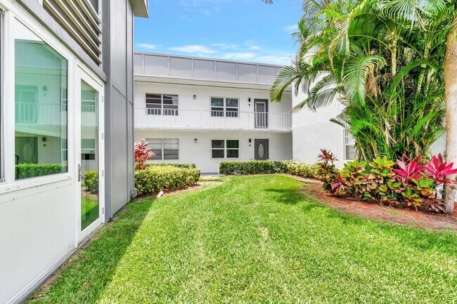 422 Normandy Ln in Delray Beach, FL - Building Photo - Building Photo