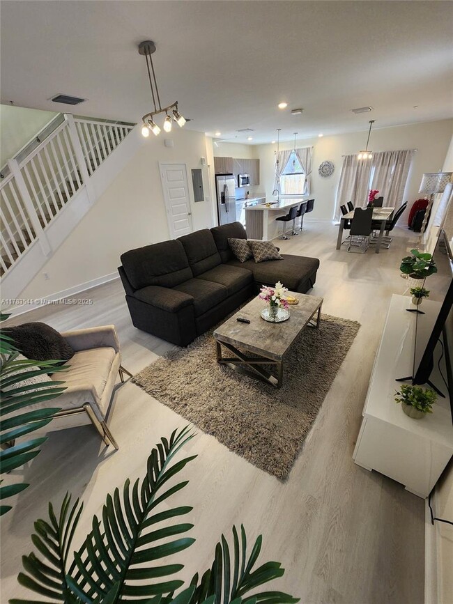 10407 NW 82nd St