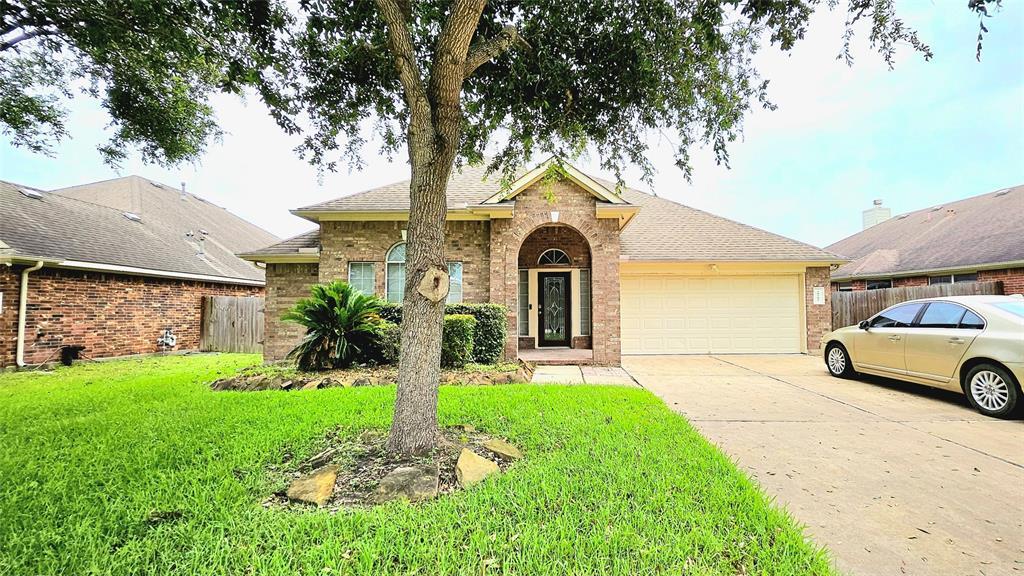 10203 Chestnut Creek Way in Pearland, TX - Building Photo