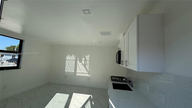 540 E 37th St in Hialeah, FL - Building Photo - Building Photo