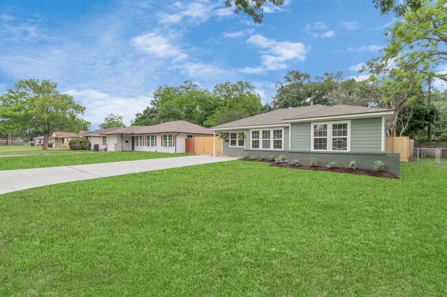 1709 S Park in Alvin, TX - Building Photo - Building Photo