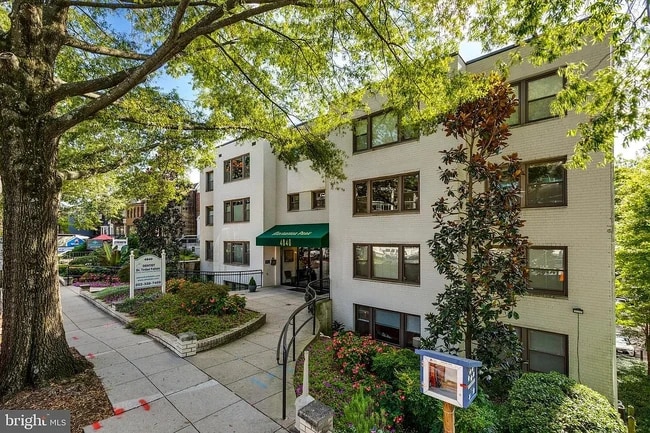 4840 MacArthur Blvd NW, Unit Apt 301 in Washington, DC - Building Photo - Building Photo