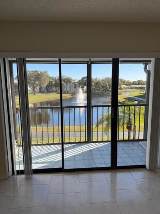 1012 Green Pine Blvd in West Palm Beach, FL - Building Photo - Building Photo