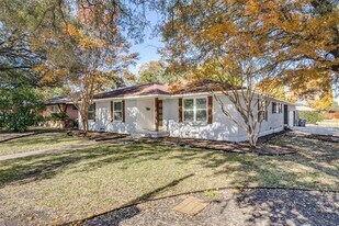 6353 E Lovers Ln in Dallas, TX - Building Photo