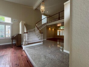 318 Hornblend Ct in Simi Valley, CA - Foto de edificio - Building Photo