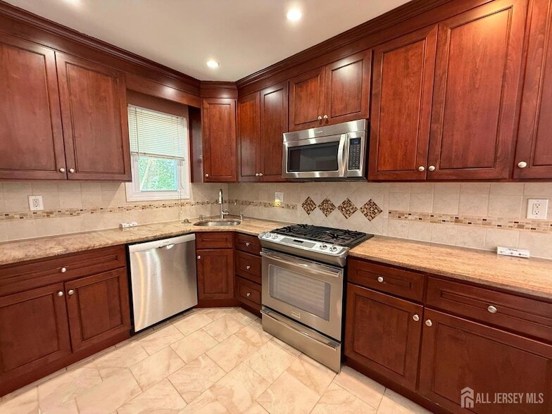 869 Gates Ave, Unit 809 in Piscataway, NJ - Building Photo