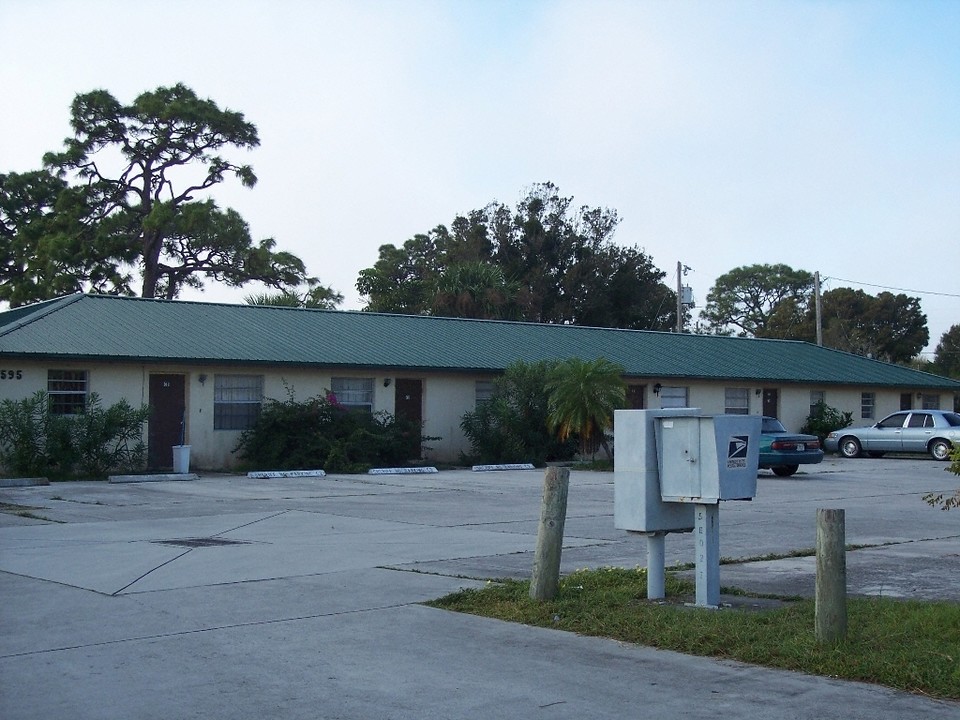 Charles Apt in Fort Pierce, FL - Building Photo