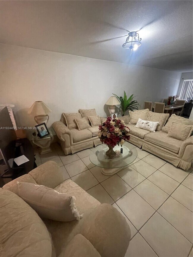 4852 NW 9th Dr in Plantation, FL - Building Photo - Building Photo