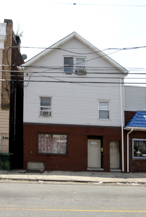 108 E Jersey St in Elizabeth, NJ - Building Photo