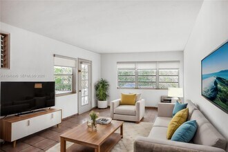 1925 Washington Ave in Miami Beach, FL - Building Photo - Building Photo