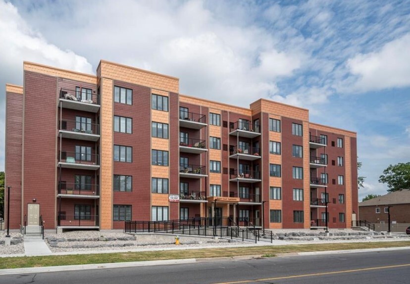 Sunset Court in Cornwall, ON - Building Photo