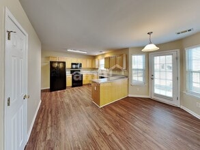 112 Dunnell Rd in Mooresville, NC - Foto de edificio - Building Photo