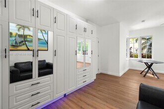 1009 Meridian Ave in Miami Beach, FL - Building Photo - Building Photo