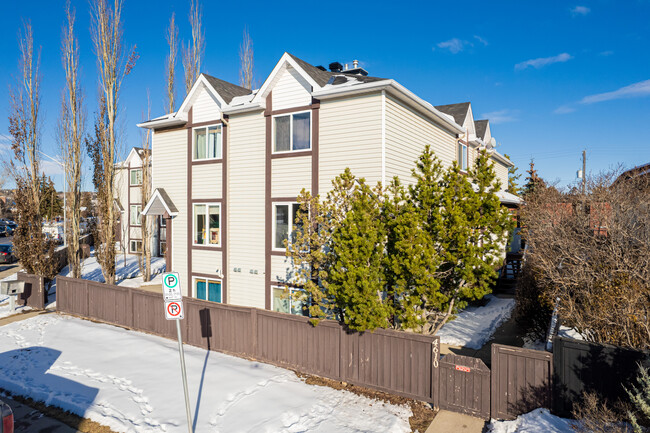 4612 75 St NW in Calgary, AB - Building Photo - Building Photo