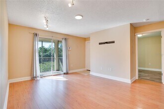 806 Lake Haven Square in Brandon, FL - Foto de edificio - Building Photo